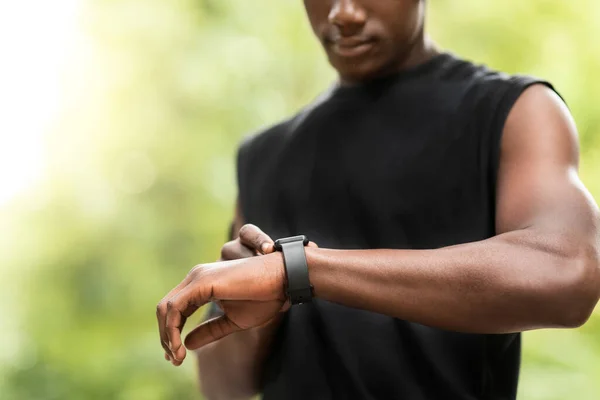 Ritagliato di sportivo nero utilizzando il suo smartwatch — Foto Stock