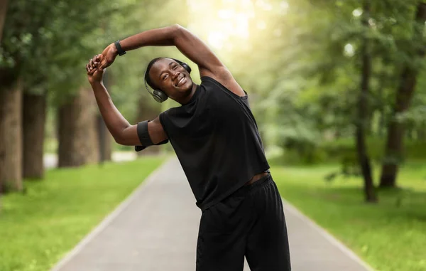 Glädjande afrikansk kille som har morgonträning i parken — Stockfoto