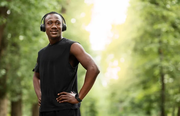 Schöner schwarzer Sportler posiert im Stadtpark — Stockfoto