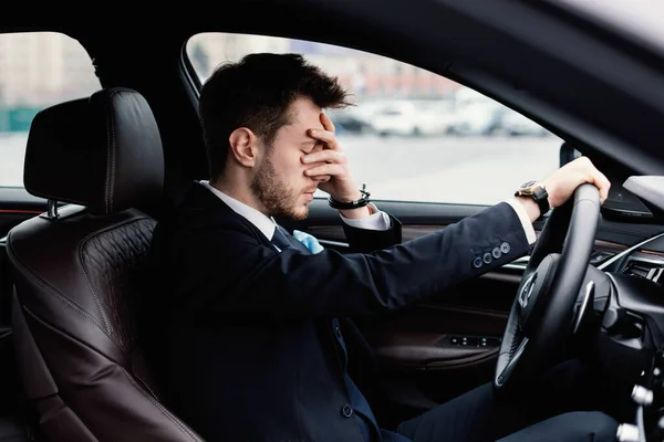 Trauriger Geschäftsmann fährt allein in seinem neuen Auto — Stockfoto