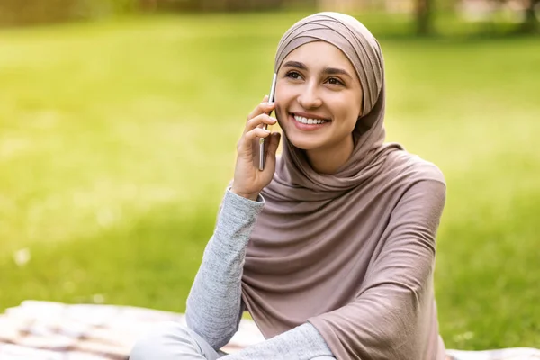 Smiling pretty arab girl talking on mobile phone — Stok Foto