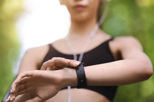 Gadgets für den Sport. Sportlerin nutzt Smartwatch im Freien, um Trainingsfortschritte zu verfolgen — Stockfoto