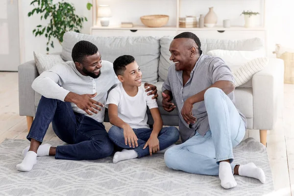 Χρόνος με την οικογένεια. Μαύρο αγόρι δεσμός με τον μπαμπά και τον παππού στο σπίτι — Φωτογραφία Αρχείου