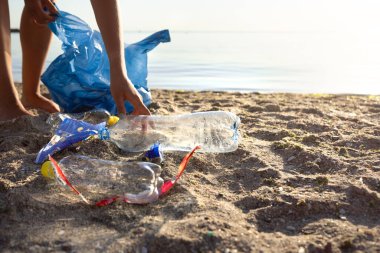 Gönüllü Kız Plastik Çöp Topluyor Kirli Plajı Temizliyor, Kırpılmış