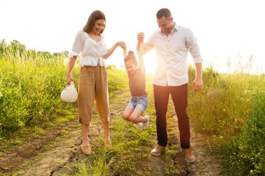 Mutlu ebeveynler ve çocuklar yazın birlikte yürüyorlar.