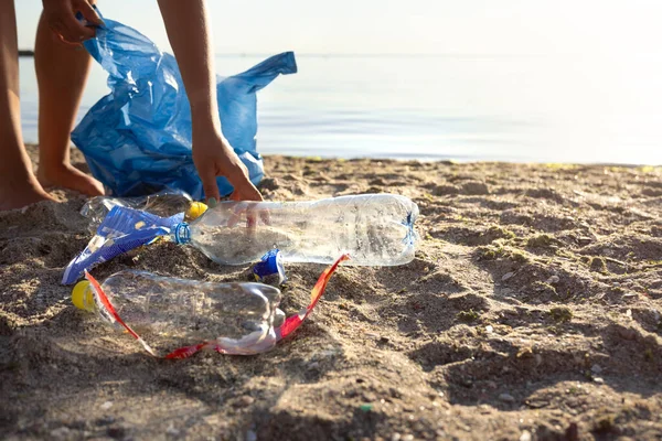 Ragazza volontaria raccogliendo plastica spazzatura pulizia spiaggia inquinata, Ritagliato — Foto Stock