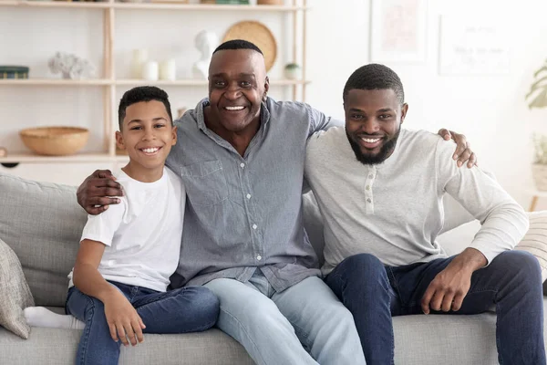 Ευτυχισμένος Αφρο-Αμερικανός Υιός, Πατέρας και Παππούς Δεσμεύονται Μαζί Στο Σπίτι — Φωτογραφία Αρχείου