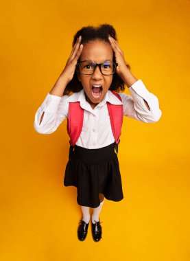 Stresli Siyahi Öğrenci Kız Stüdyoda Başa Dokunma, Dikey Vuruş