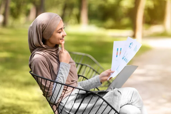 Mujer árabe gerente financiero trabajando en el ordenador portátil en el parque —  Fotos de Stock