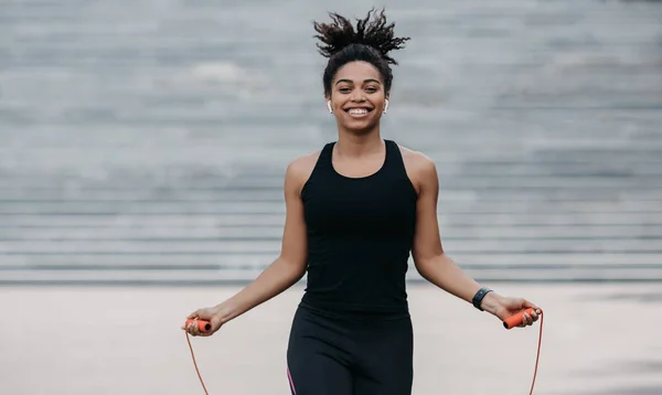 Chica en ropa deportiva con entrenamiento de seguimiento de fitness con cuerda de salto —  Fotos de Stock