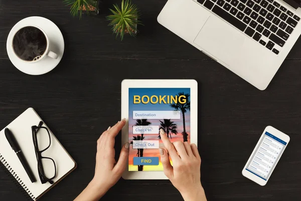 Bizneswoman Korzystanie Tablet Booking Hotel w miejscu pracy Kryty, Kolaż, Top-View — Zdjęcie stockowe