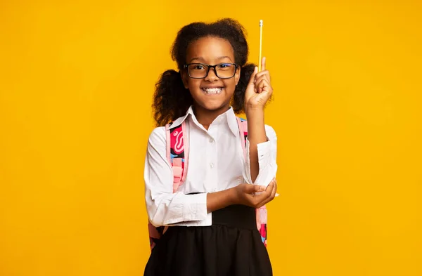 Gadis Sekolah Hitam Memegang Pensil Memiliki Pertanyaan Selama Kelas, Latar Belakang Kuning — Stok Foto