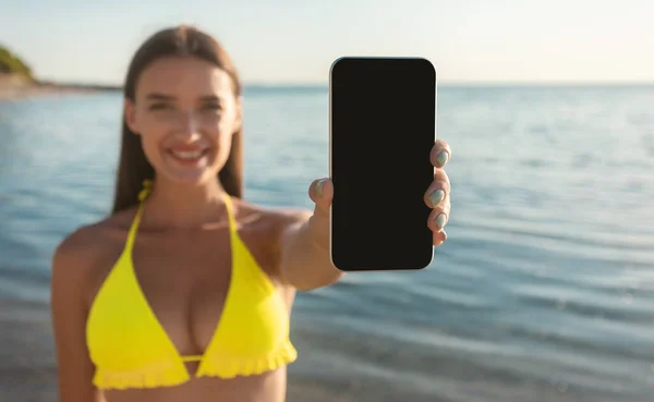 Κορίτσι στο μπικίνι Εμφάνιση Smartphone Screen Standing at Seaside, Mockup — Φωτογραφία Αρχείου