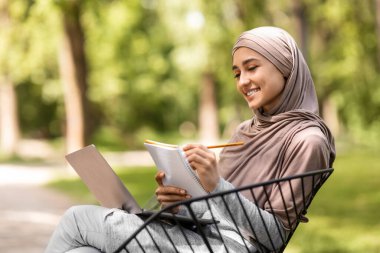 Parkta okuyan zeki Arap kız.