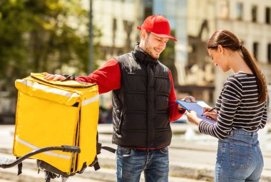 Şehirde Duran Kurye İmza Belgeleri 'nden Kadın Alma Emri