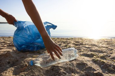 Gönüllü Plastik Şişe Topluyor Kumsalı temizliyor