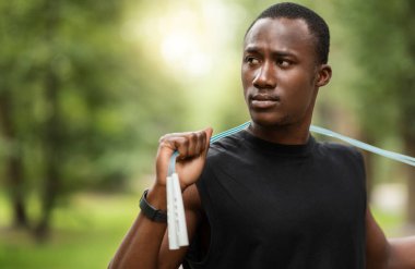 Parkta ip atlama eğitimi almış ciddi bir zenci.