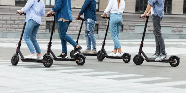 Amigos que viajan en scooters motorizados — Foto de Stock