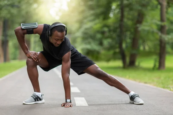 Flexibele zwarte man training in openbaar park — Stockfoto