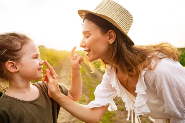 Happy maminka amd dítě hrát spolu v poli — Stock fotografie