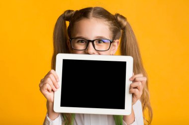 Liseli Kız Tablet Bilgisayarı Gösteriyor Boş Ekran, Mockup, Stüdyo Çekimi