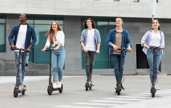 Pět studentů, kteří jezdí na motorizovaných koloběžkách — Stock fotografie