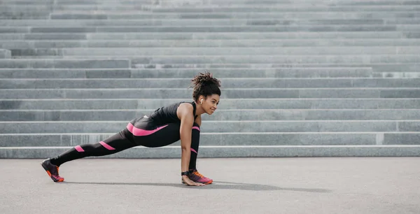 Estilo deportivo urbano. Chica en ropa deportiva haciendo ejercicios en las escaleras de la ciudad —  Fotos de Stock