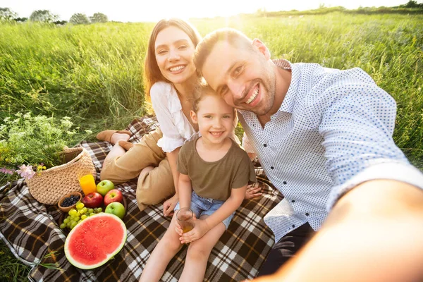 Lycklig kärleksfull familj tar selfie på landsbygden — Stockfoto