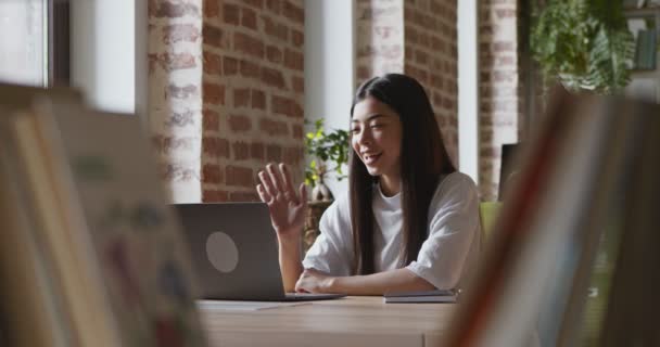 Joven asiático chica hablando con profesor a través de vídeo llamada en portátil — Vídeos de Stock