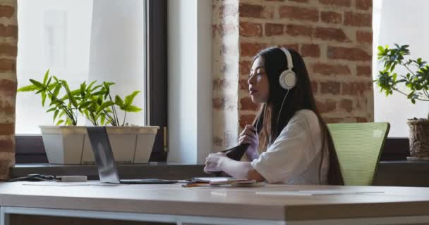 Asiática chica en auriculares estudiar en línea con internet profesor — Vídeo de stock