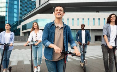 Motorlu scooterlara binen arkadaşlar