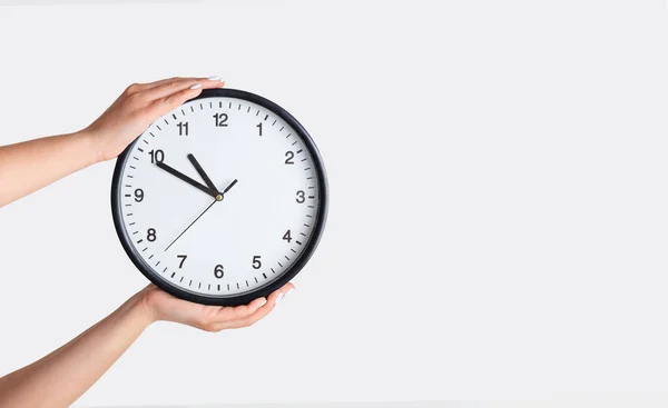 Gestión del tiempo. Manos femeninas sosteniendo el reloj sobre fondo blanco, primer plano. Copiar espacio — Foto de Stock