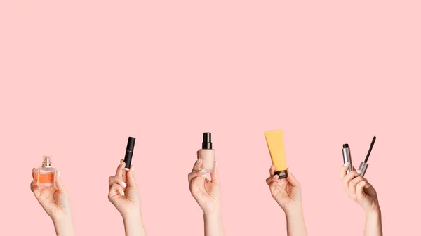 Collage met schoonheidsspecialiste presentatie van verschillende make-up producten tegen roze achtergrond, kopieer ruimte — Stockfoto