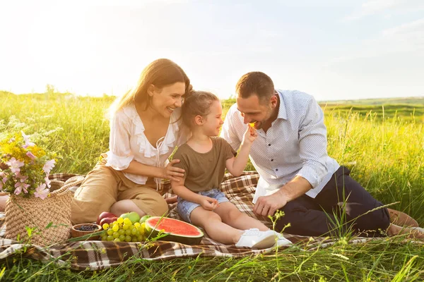 Hijita alimentando a su padre con uva — Foto de Stock