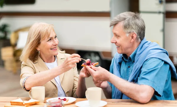 Älteres Paar frühstückt zusammen in der Nähe des Wohnmobils — Stockfoto