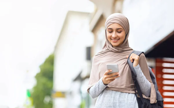 Pozitív muszlim lány hátizsák okostelefon — Stock Fotó