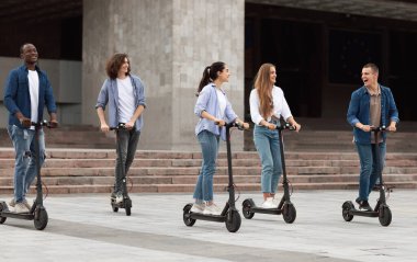 Beş mutlu arkadaş parkta vakit geçirir ve ata biner.