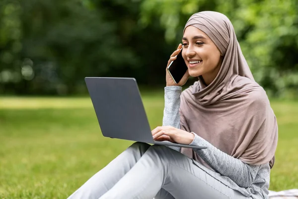 让快乐的穆斯林妇女在网上工作 — 图库照片