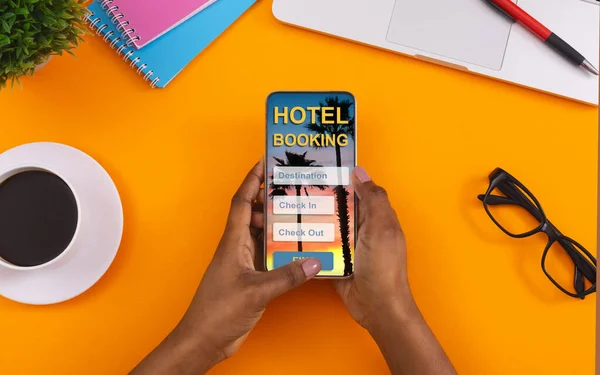 Oigenkännlig svart kille som söker hotell, med hjälp av mobil applikation — Stockfoto