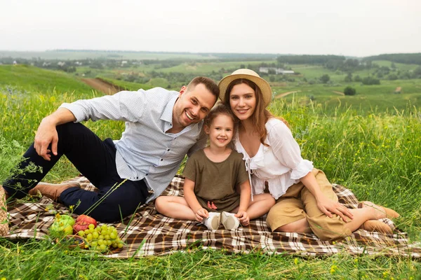 Familia feliz pasando tiempo juntos en un picnic — Foto de Stock