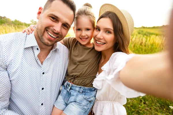 Happy loving family taking selfie on a picnic outdoor — Stock Photo, Image