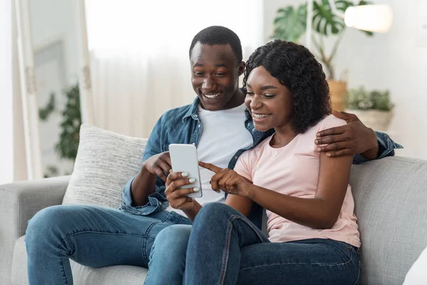 Aufgeregtes schwarzes Paar checkt neue Handy-App — Stockfoto
