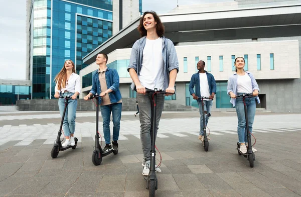 Cinco amigos que tienen buen paseo en scooters motorizados — Foto de Stock