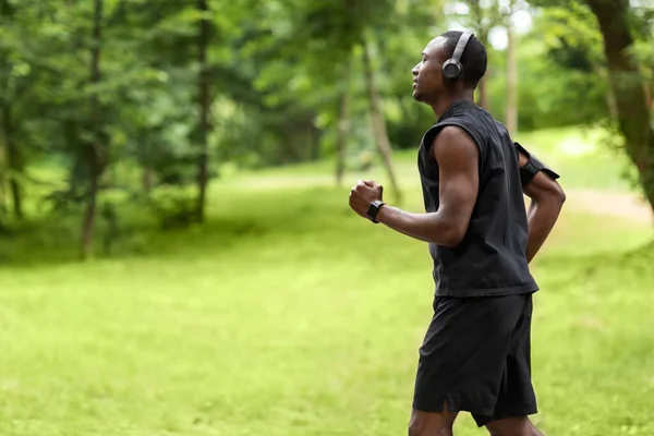 Foto de perfil do homem africano jogger training at park — Fotografia de Stock