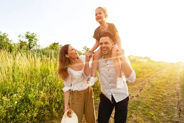 Hija sonriendo y montando en el cuello de su padre —  Fotos de Stock