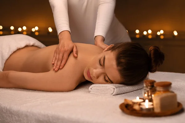 Kobieta ma sesję masażu ciała w najnowszym spa — Zdjęcie stockowe