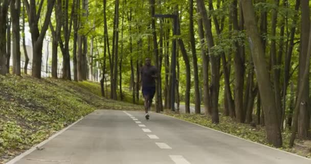 Nero ragazzo jogging in vuoto città parco 4k — Video Stock