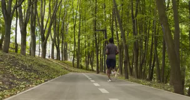 Chico afroamericano disfrutando de la mañana correr en el parque vacío — Vídeos de Stock