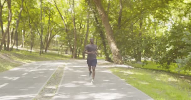 Fröhlicher afrikanisch-amerikanischer Typ lächelt nach Lauftraining breit — Stockvideo