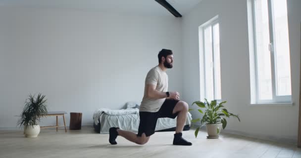 Jovem fazendo exercícios de lunge frente em casa — Vídeo de Stock